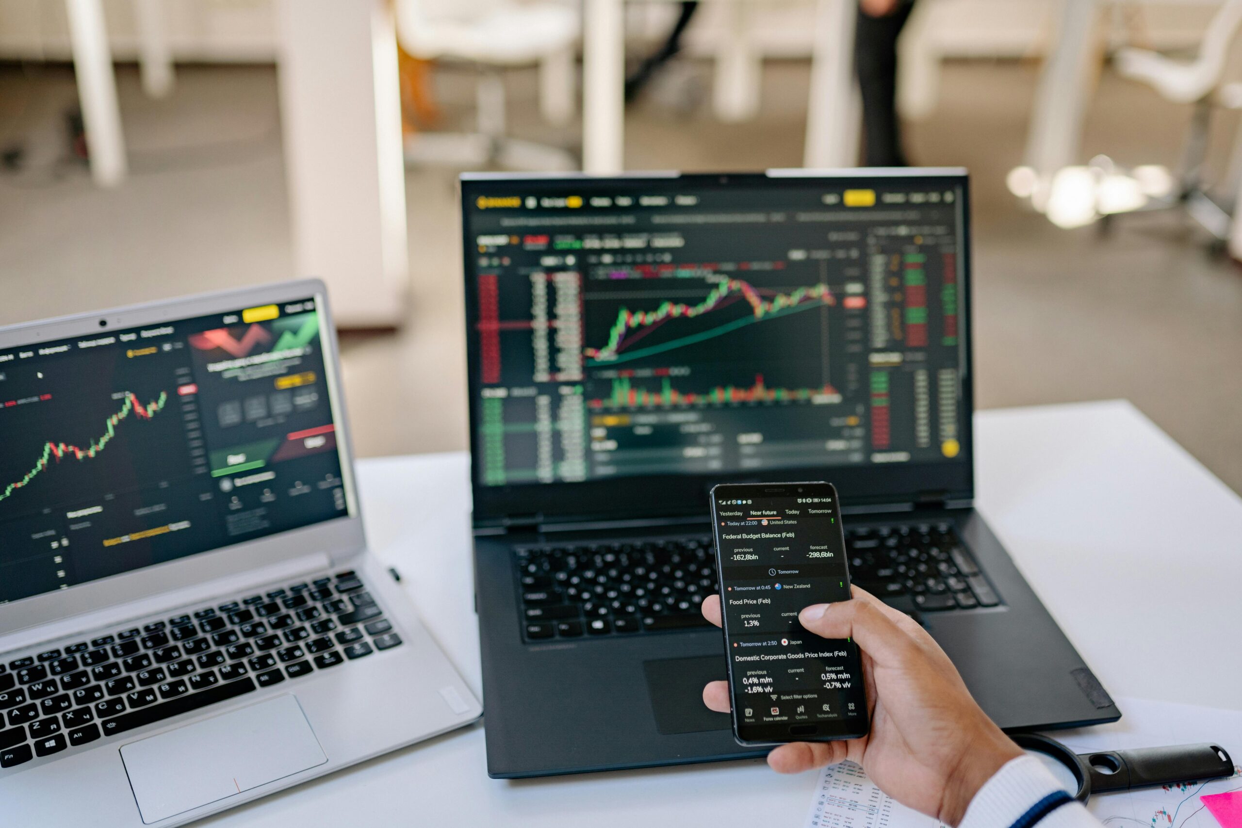 Imagen de una persona analizando gráficos financieros en una computadora, con elementos de seguridad como un candado, simbolizando la importancia de elegir un broker seguro y confiable para el trading.